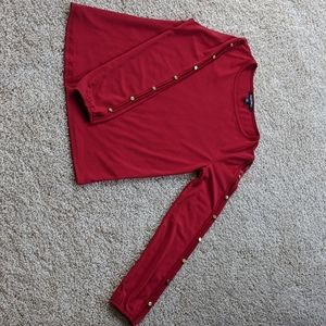 Woman's top with buttoned sleeves